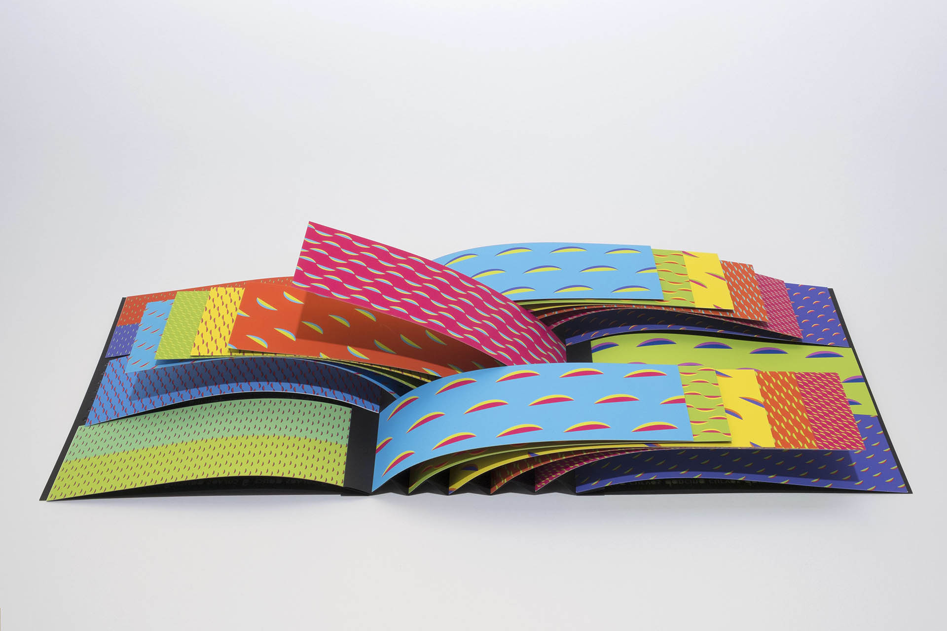 Dancing curves is an experimental book using design and book binding to create a playful and highly interactive concept